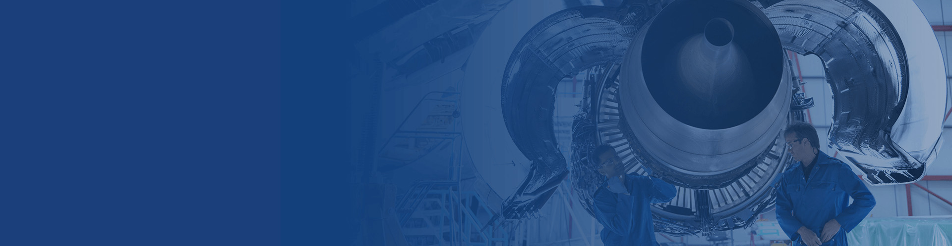 Tekniker inspekterar flygmotor – underhåll och produktion inom flygindustrin