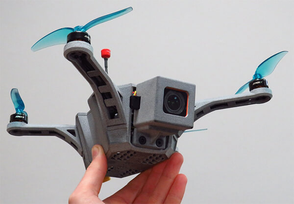 3D-printad drönare med kamera och propellrar, prototyp för funktionell testning
