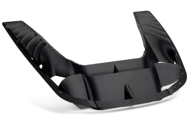 Stor 3D-printad fordonskomponent tillverkad i FDM på Stratasys F770 – idealisk för prototyper, verktyg och lågvolymproduktion inom fordonsindustrin.