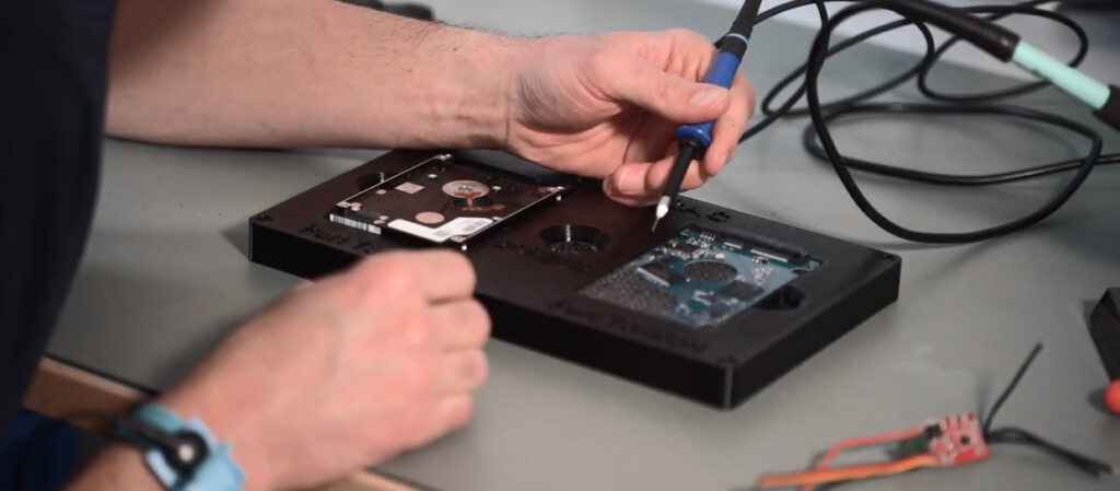 Montering av elektronikkomponent i 3D-printad fixtur för precisionsarbete och effektiv produktion inom additiv tillverkning.