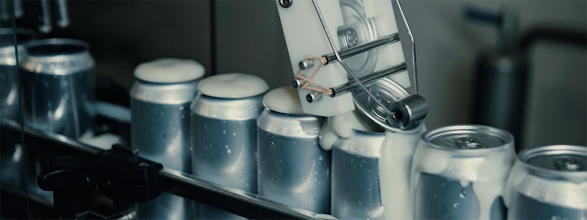 Automatiserad produktion av burkar på transportband – effektiv tillverkning inom livsmedelsindustrin